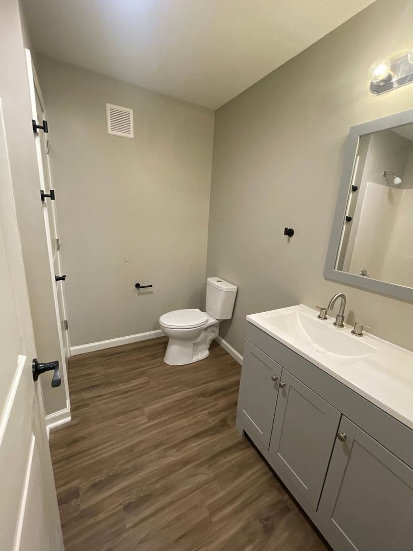 Elwood Apartment: 239 N 13th St