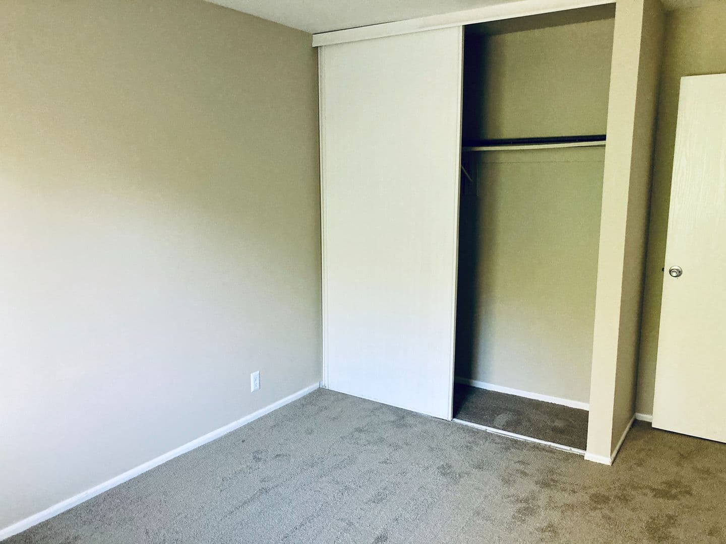 Anderson Apartment: 4325 S Madison Ave