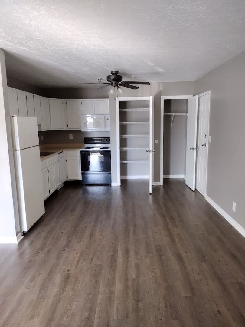 Lafayette Apartment: 2025 Greenbush Street