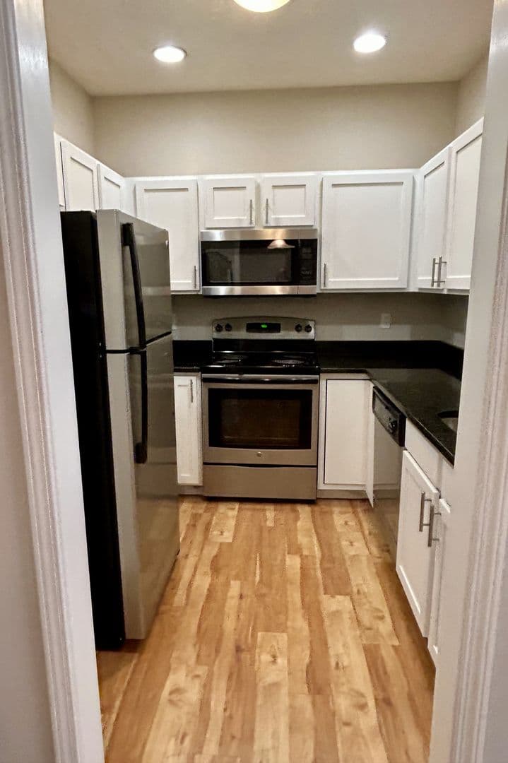 Greenwood Apartment: 614 Park Madison Dr