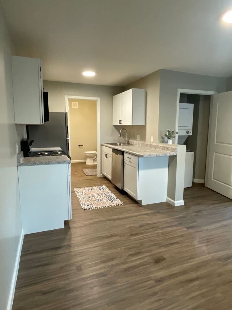 Elwood Apartment: 239 N 13th St