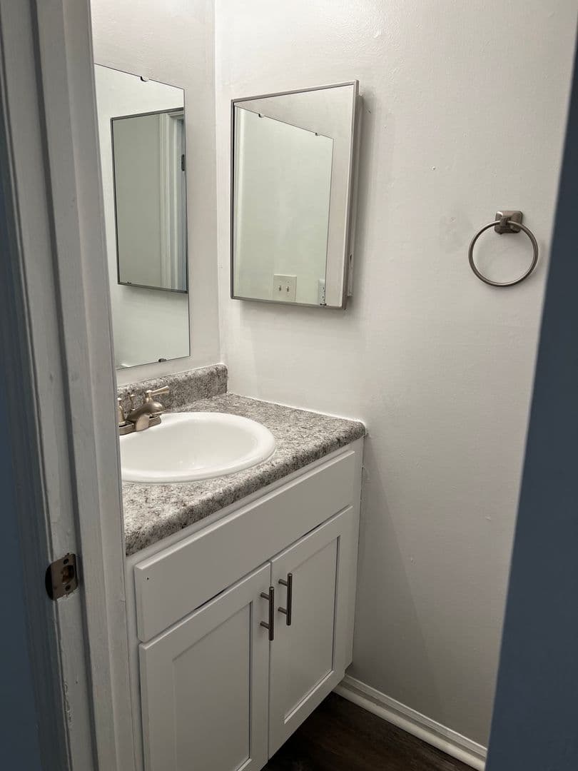 Anderson Apartment: 4325 S Madison Ave