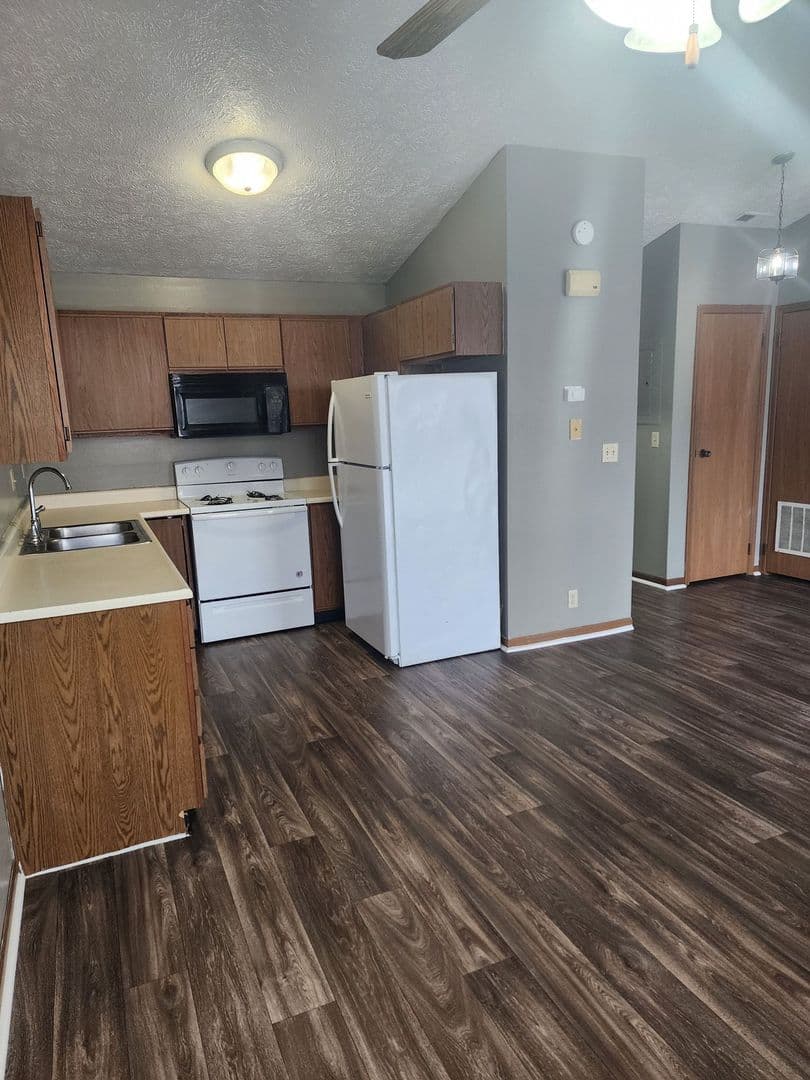 Lafayette Apartment: 1616 Center Street - South 17th Street