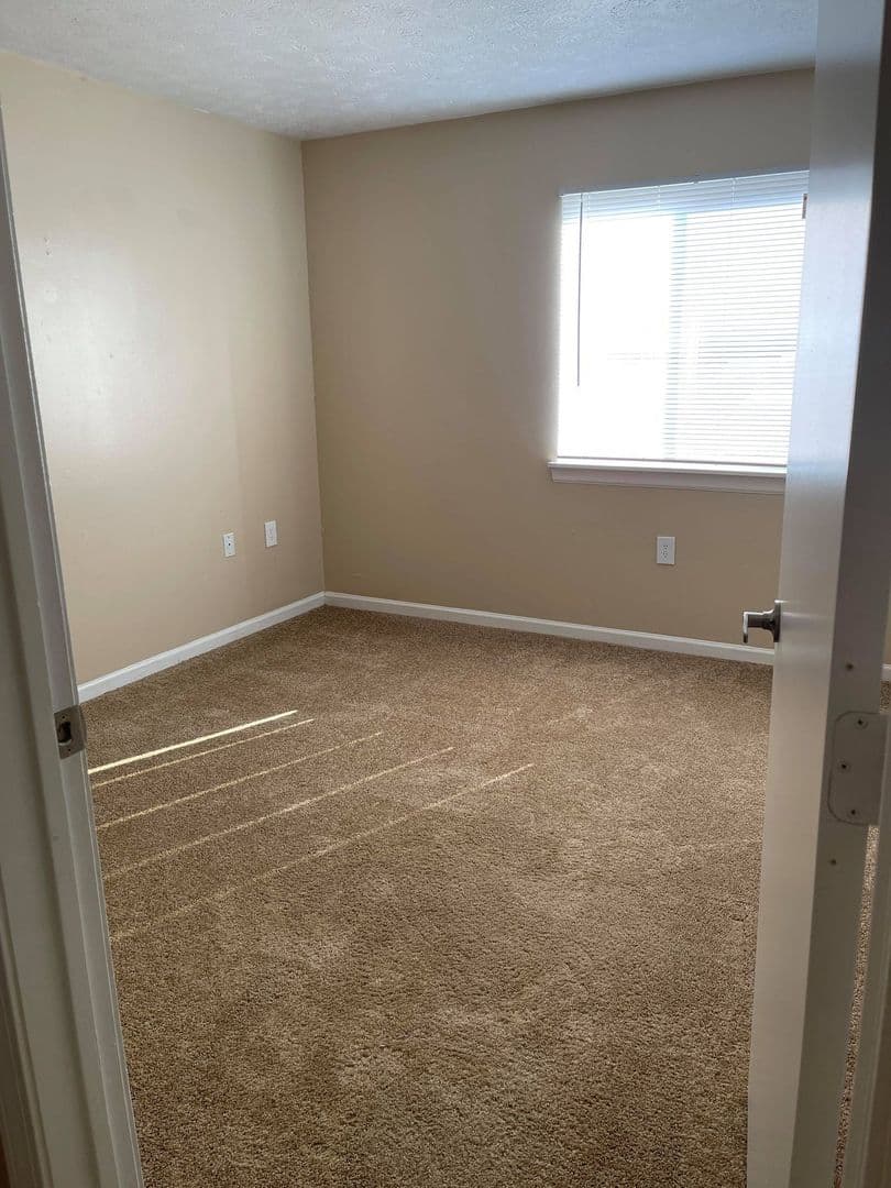Muncie Apartment: 125 E Oldfield Ln
