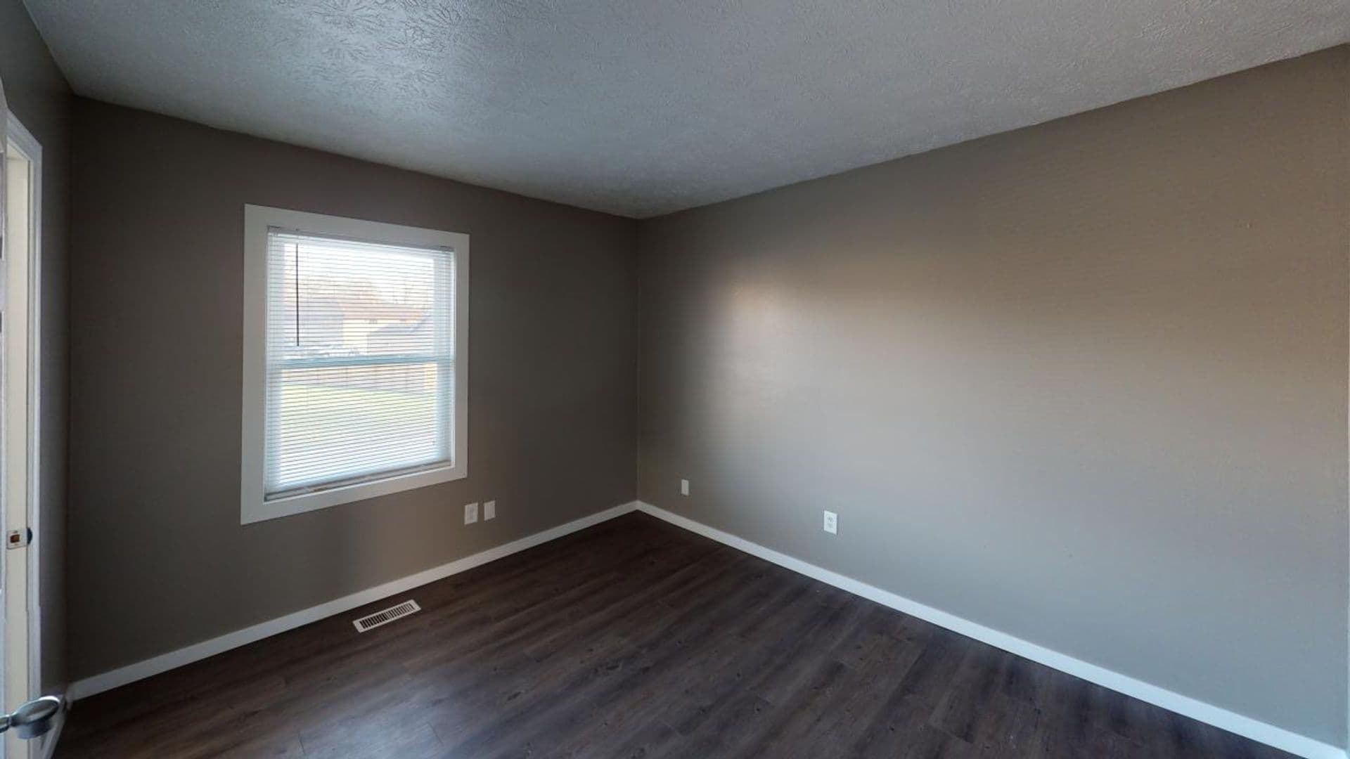 Lafayette Apartment: 1616 Center Street - South 17th Street