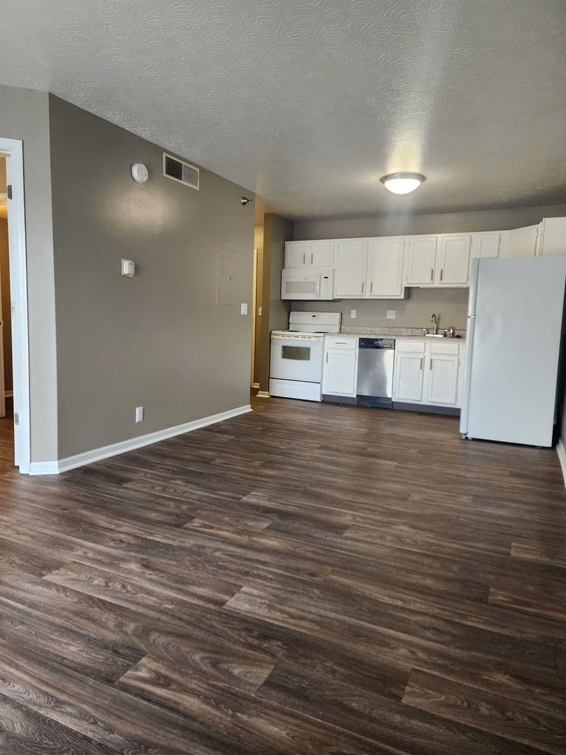 Lafayette Apartment: 2025 Greenbush Street