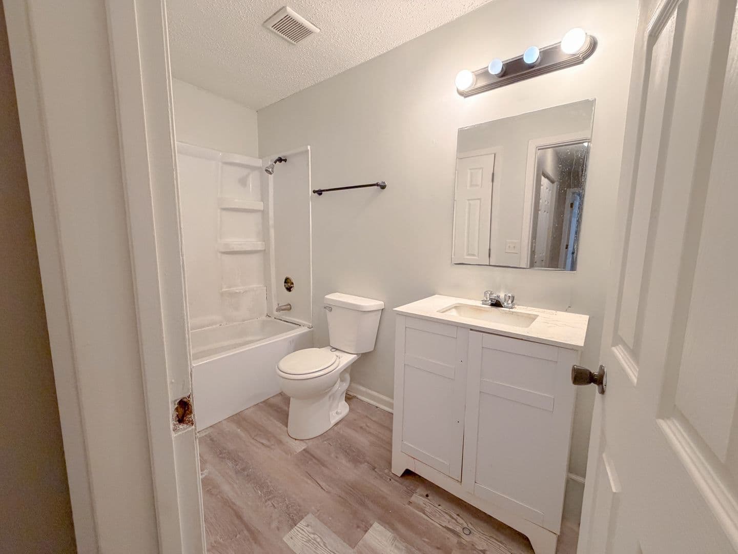 Omaha Apartment: 1012 S 24th St