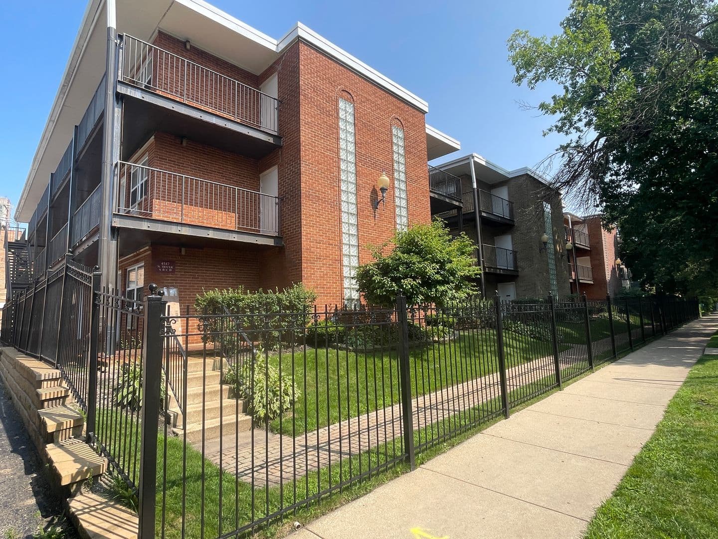 Chicago Apartment: 4543 N Dover St