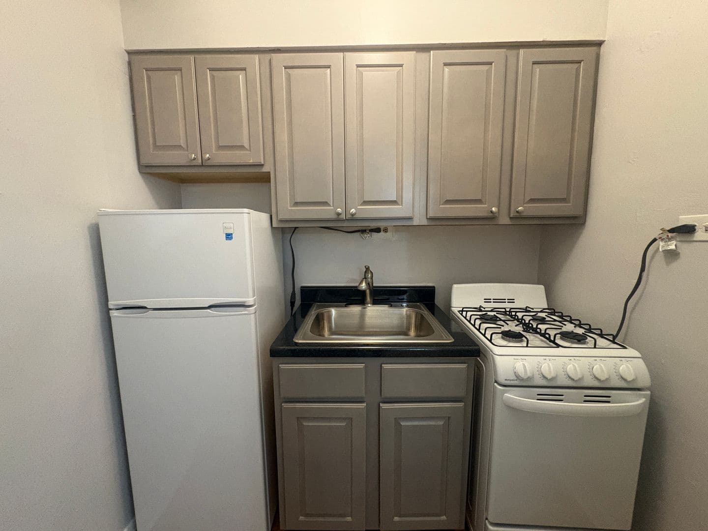 Chicago Apartment: 917 W Eastwood Ave