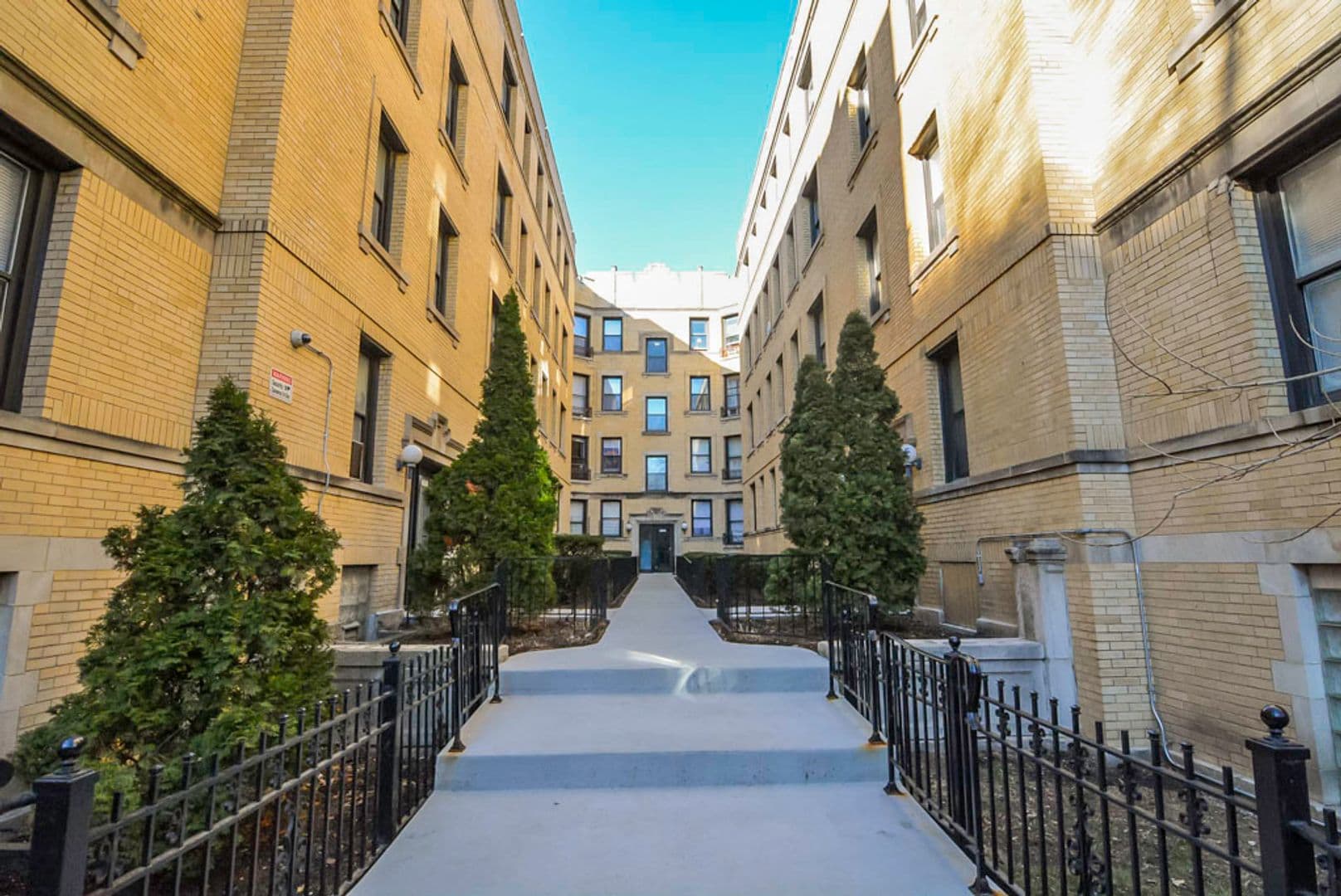 Chicago Apartment: 4600 - 4608 N. Beacon St.
