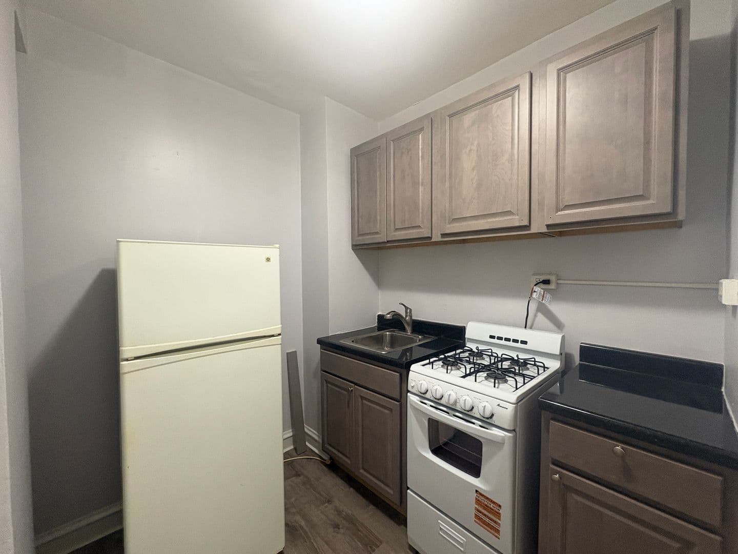 Chicago Apartment: 917 W Eastwood Ave