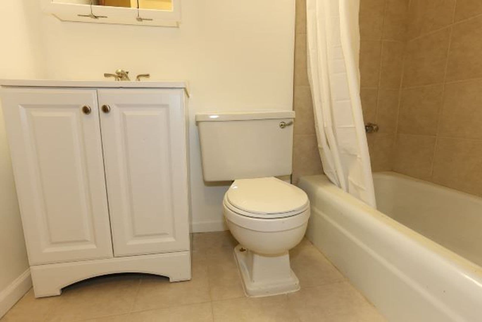 Chicago Apartment: 1040 W. Hollywood