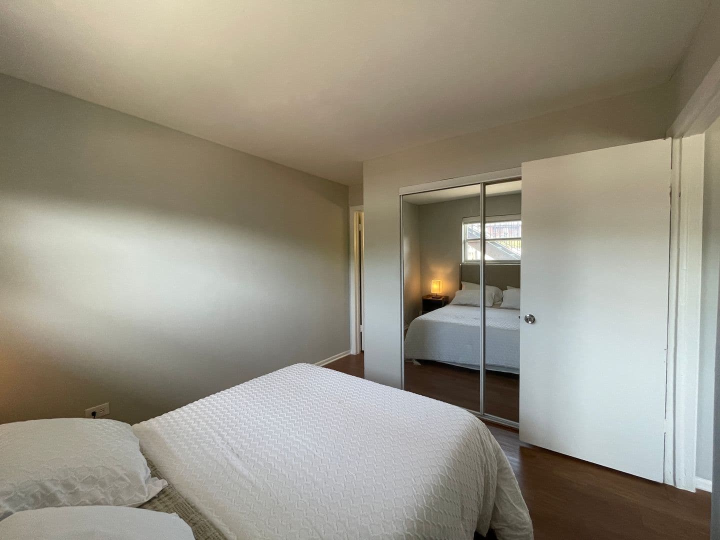 Chicago Apartment: 4543 N Dover St