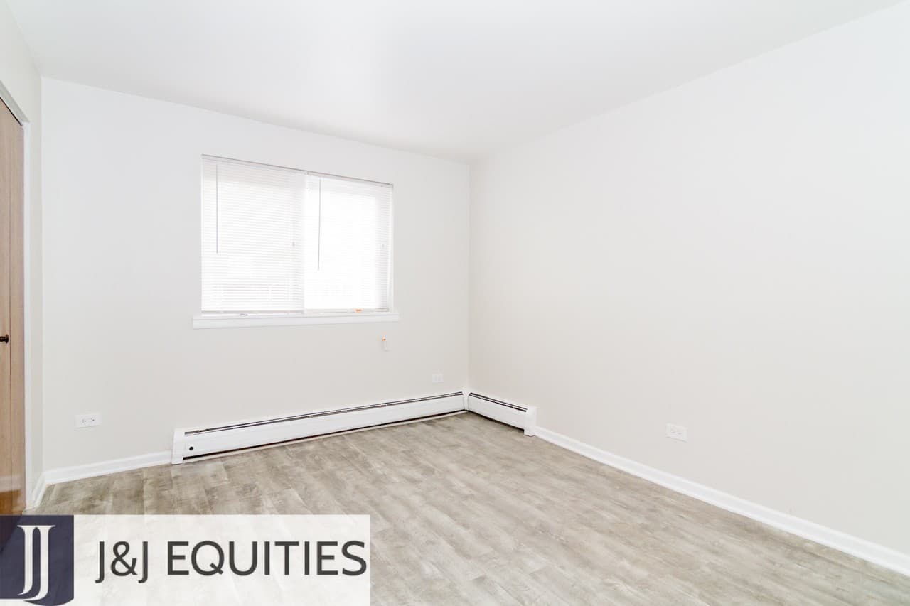 Chicago Apartment: 1040 W. Hollywood