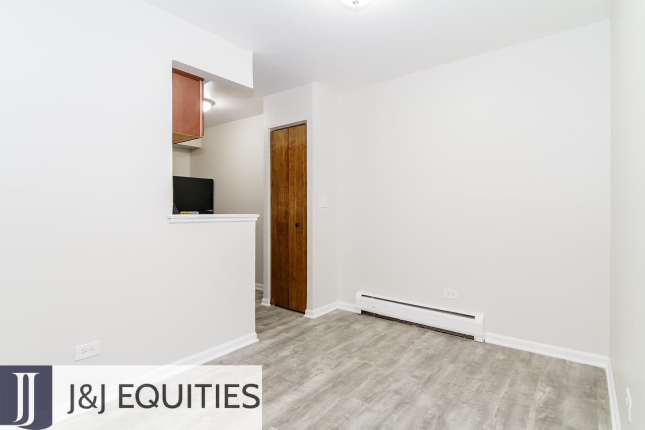 Chicago Apartment: 1040 W. Hollywood