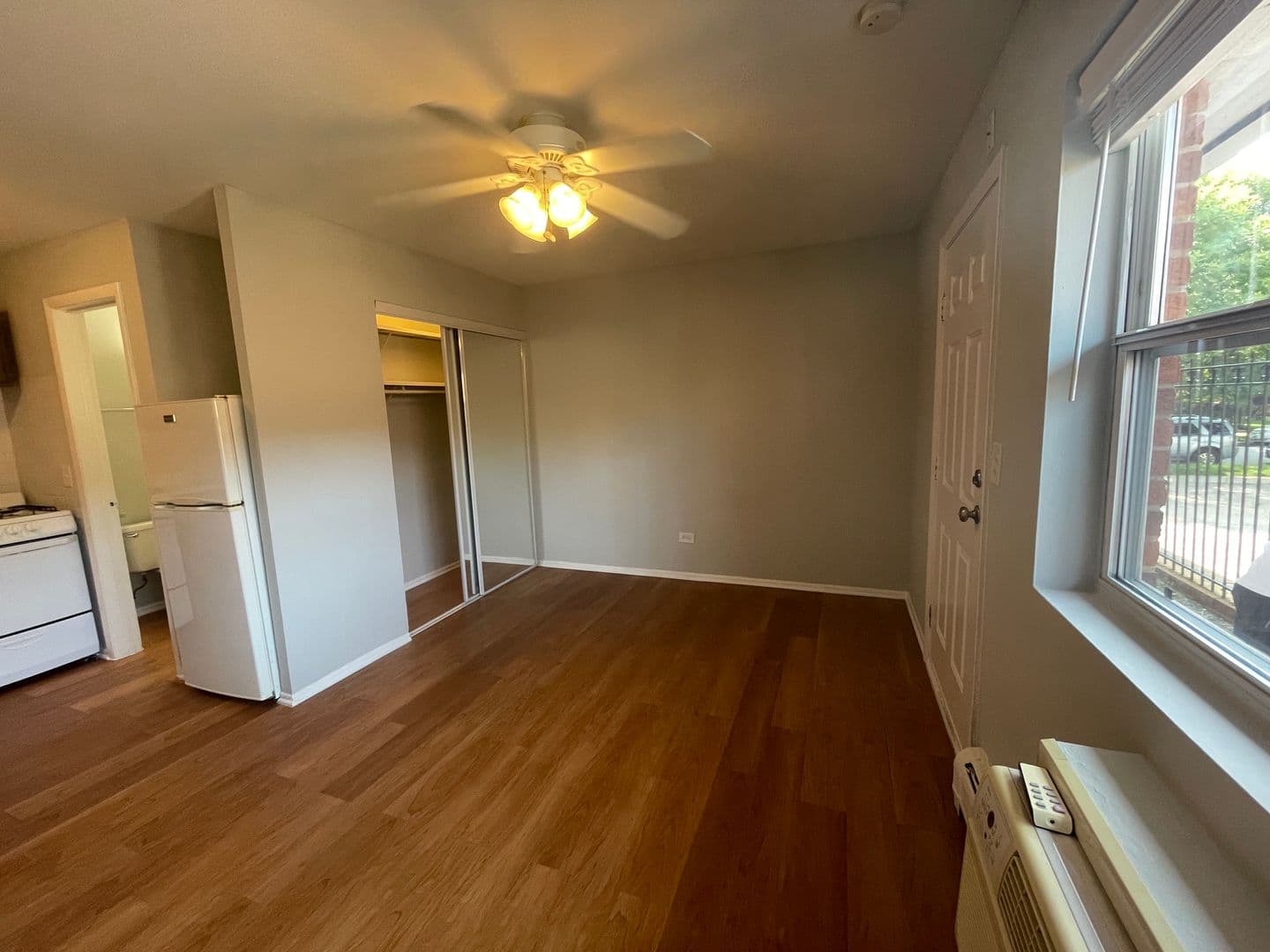 Chicago Apartment: 4543 N Dover St