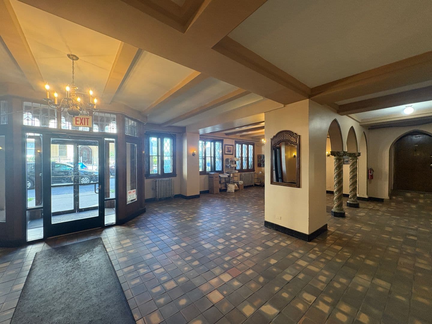 Chicago Apartment: 917 W Eastwood Ave