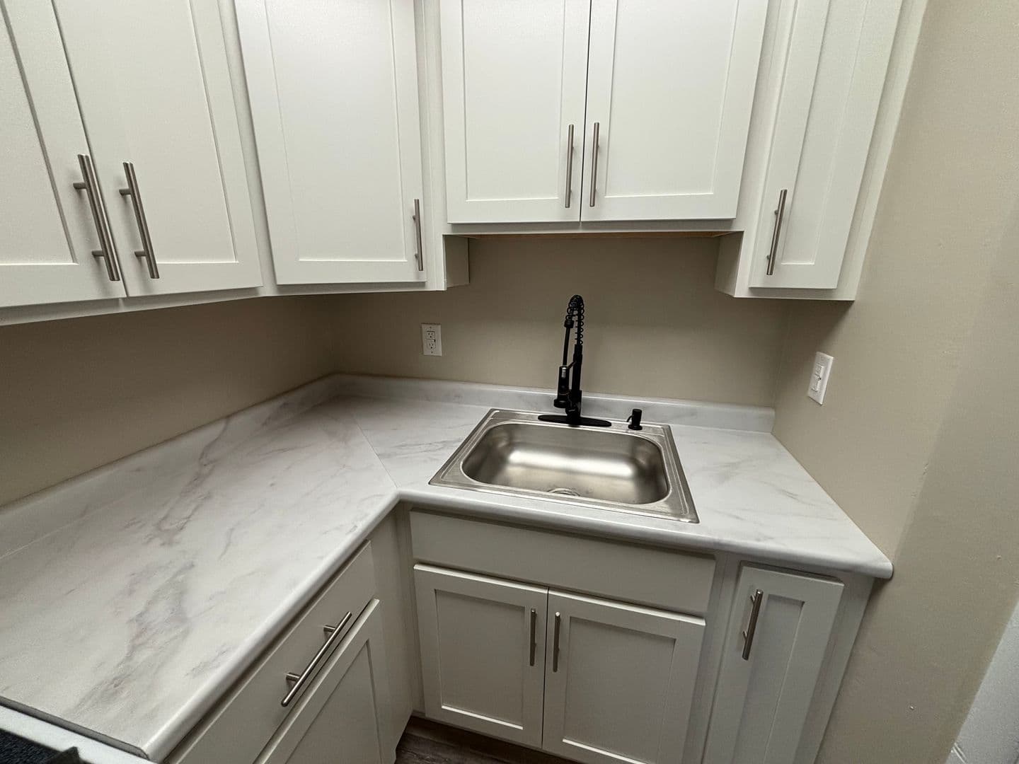 Washington Apartment: 562 - 564 East Maiden St.