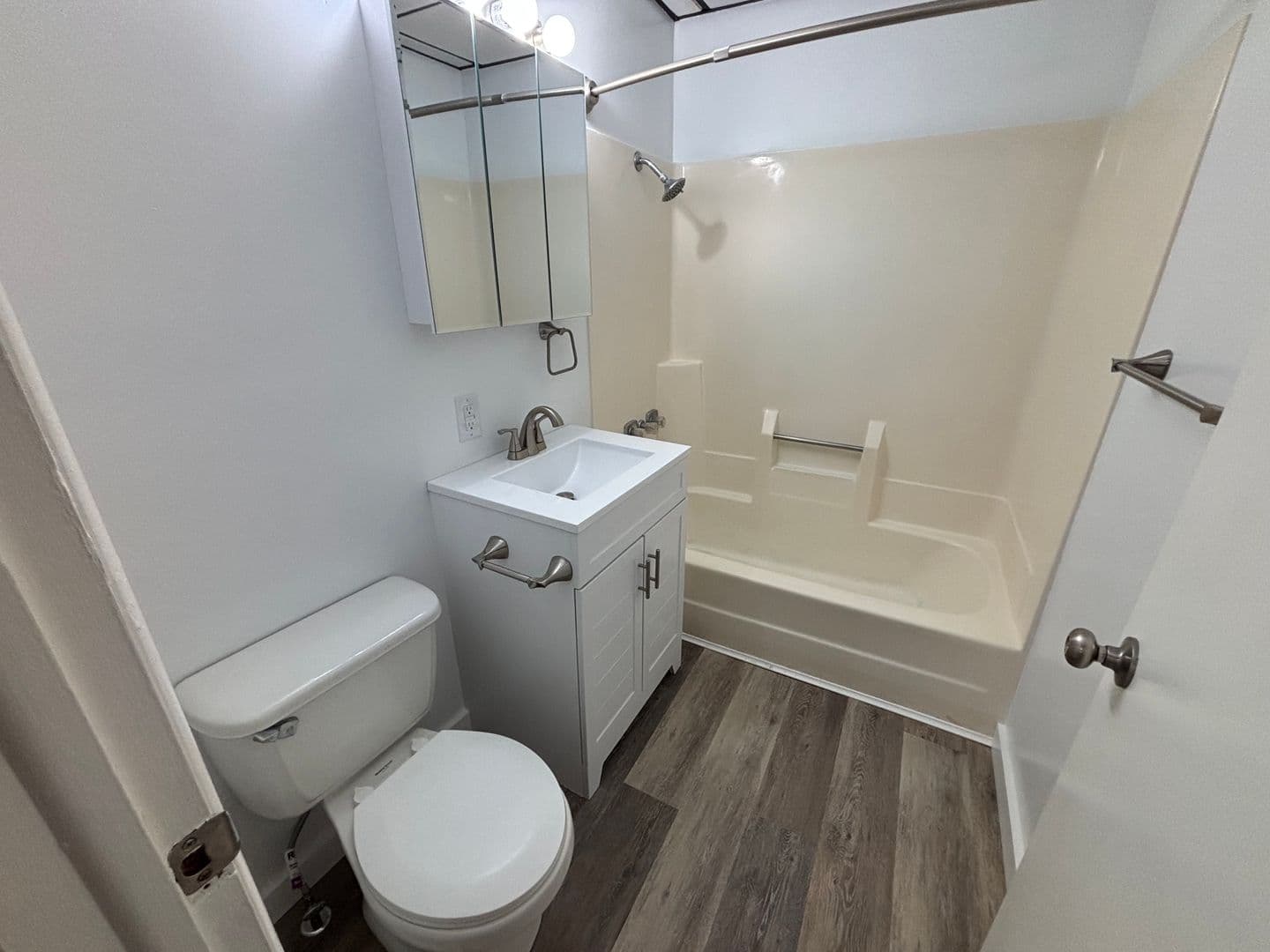 Washington Apartment: 562 - 564 East Maiden St.