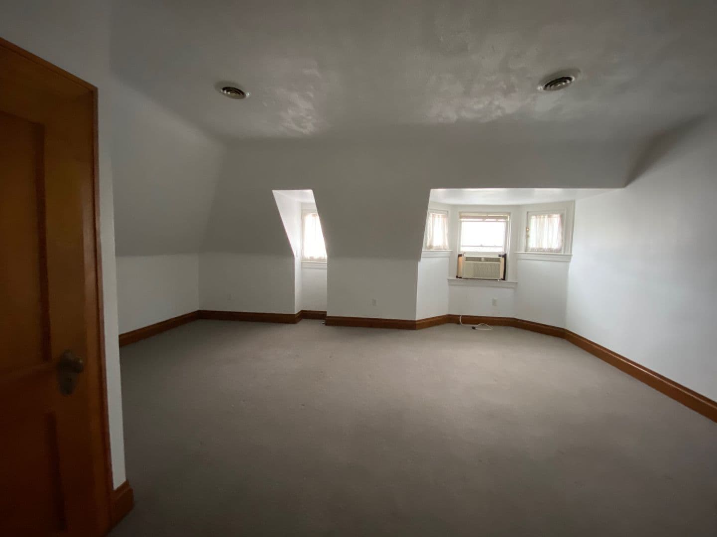 Washington Apartment: 598 East Maiden St.