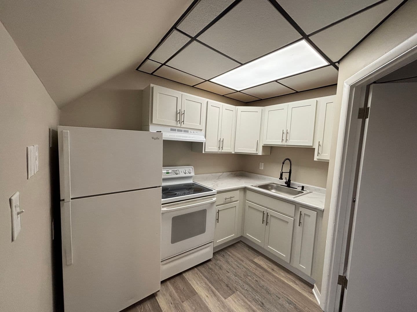 Washington Apartment: 562 - 564 East Maiden St.