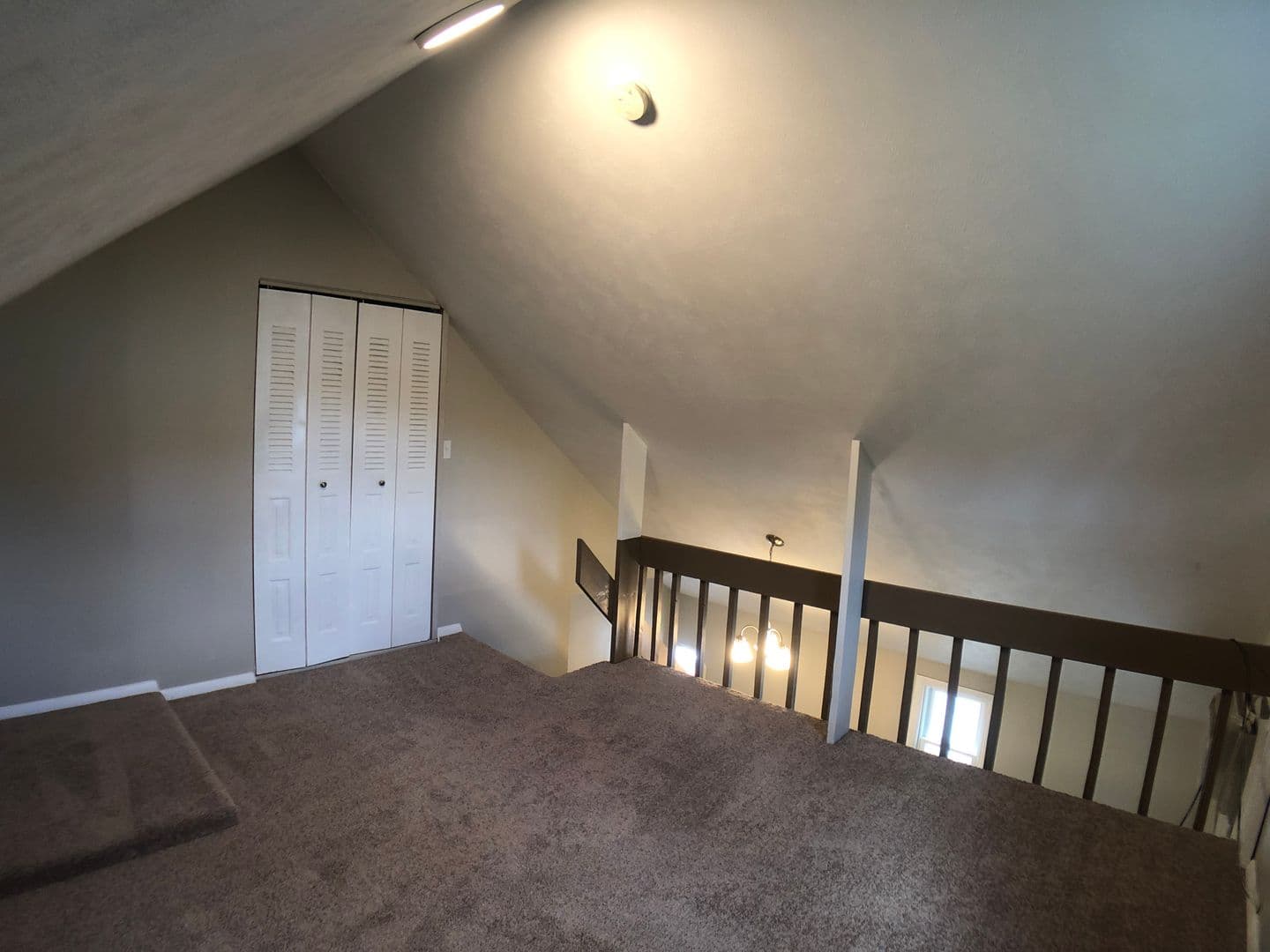 Washington Apartment: 562 - 564 East Maiden St.
