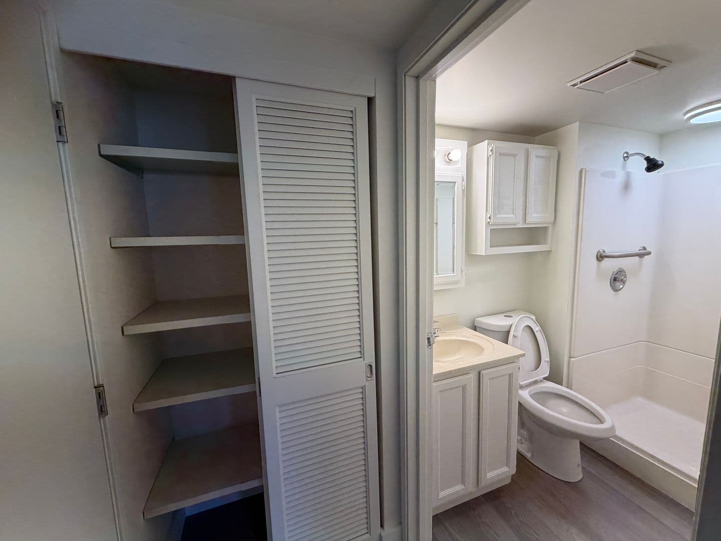 Milwaukee Apartment: 7290 W Dean Rd
