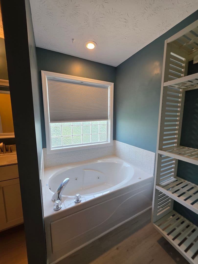 Jacksonville House: 184 E Ridge Ct