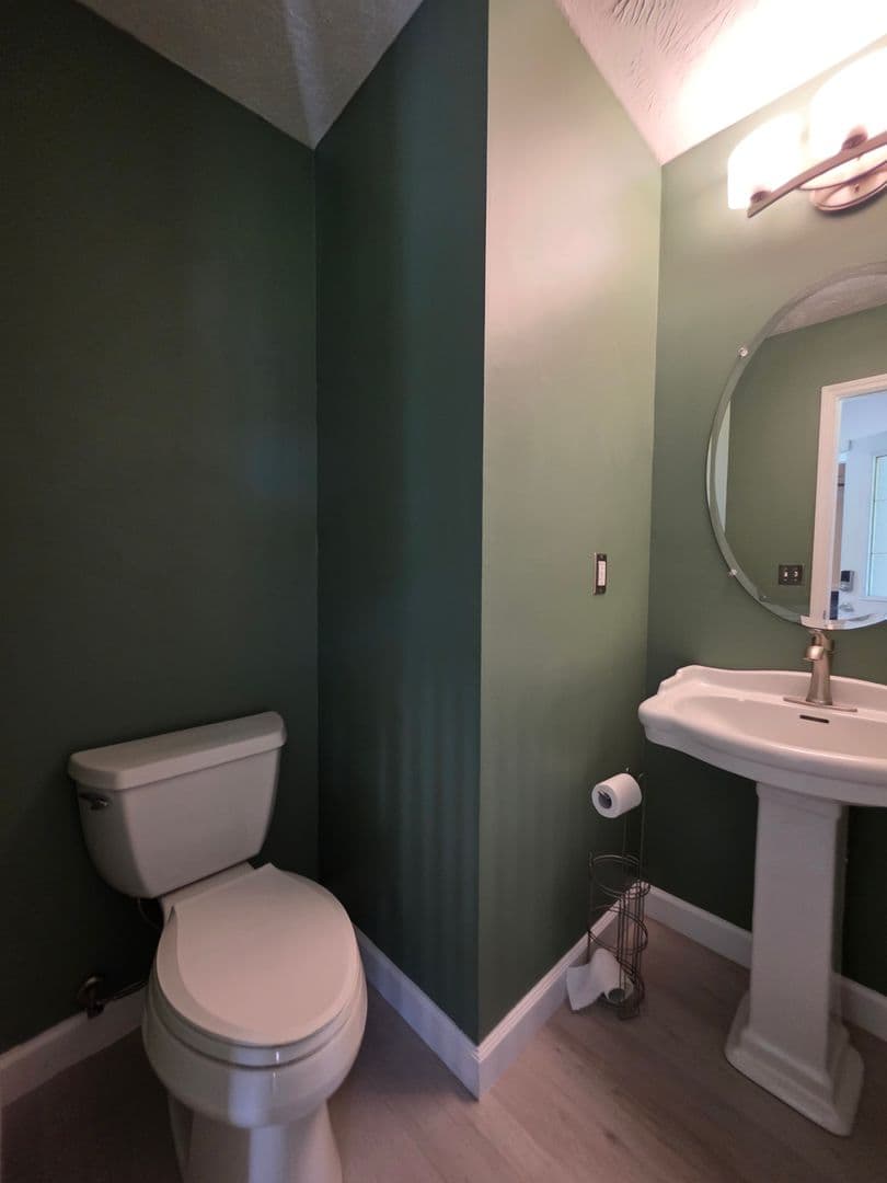 Jacksonville House: 184 E Ridge Ct
