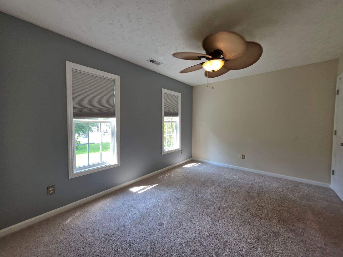 Jacksonville House: 184 E Ridge Ct