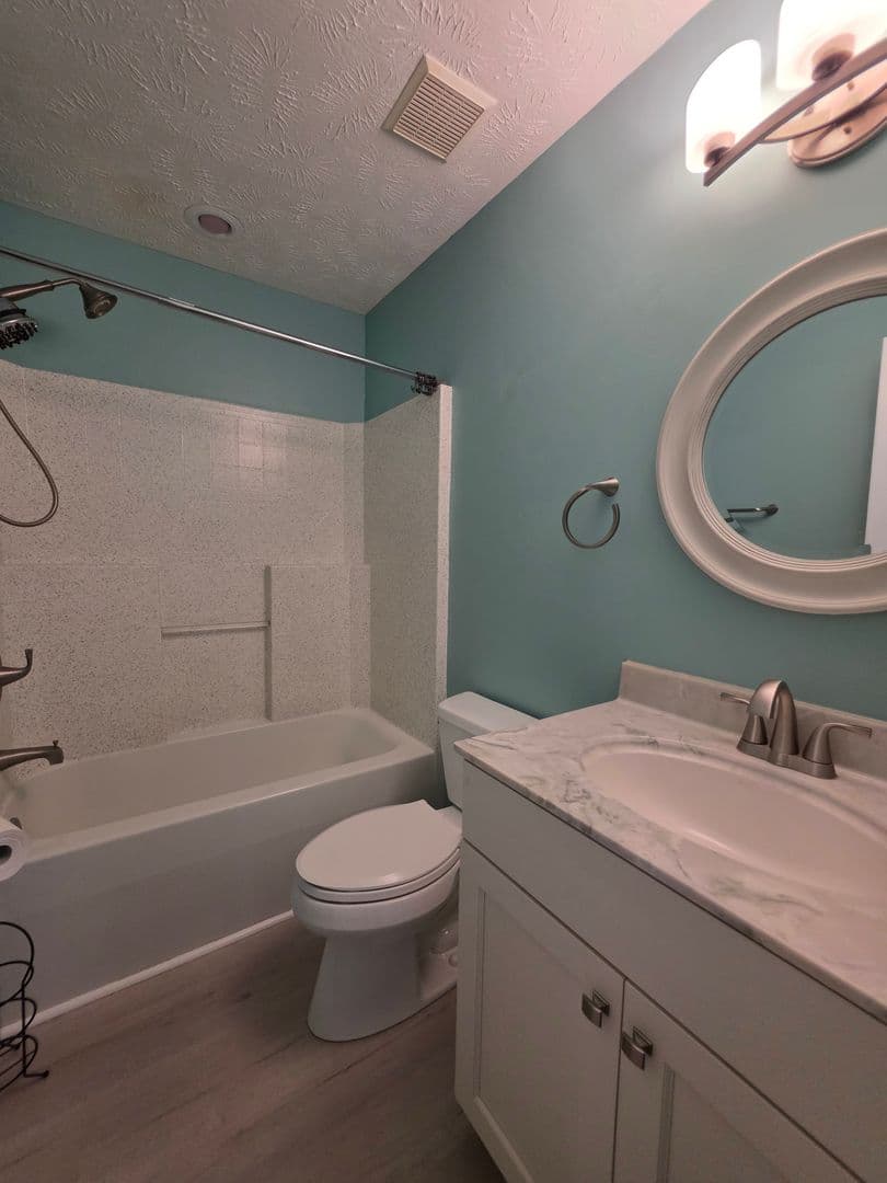 Jacksonville House: 184 E Ridge Ct
