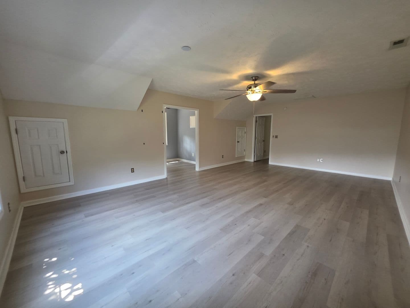 Jacksonville House: 184 E Ridge Ct