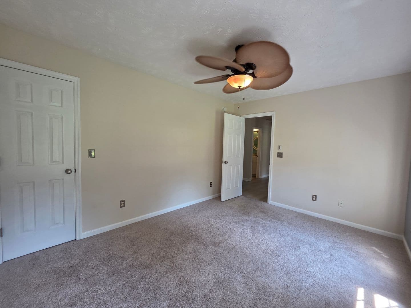 Jacksonville House: 184 E Ridge Ct