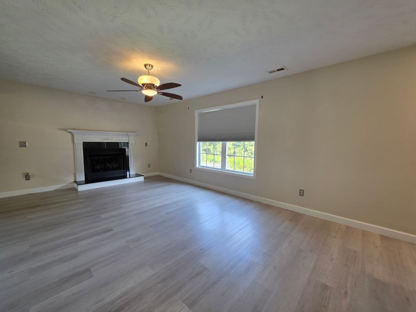 Jacksonville House: 184 E Ridge Ct