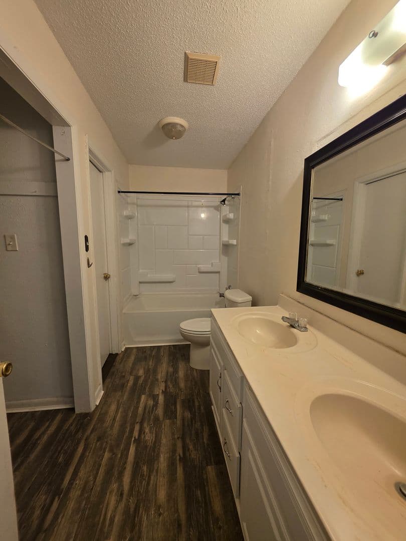 Jacksonville House: 1011 Blue Leaf Place