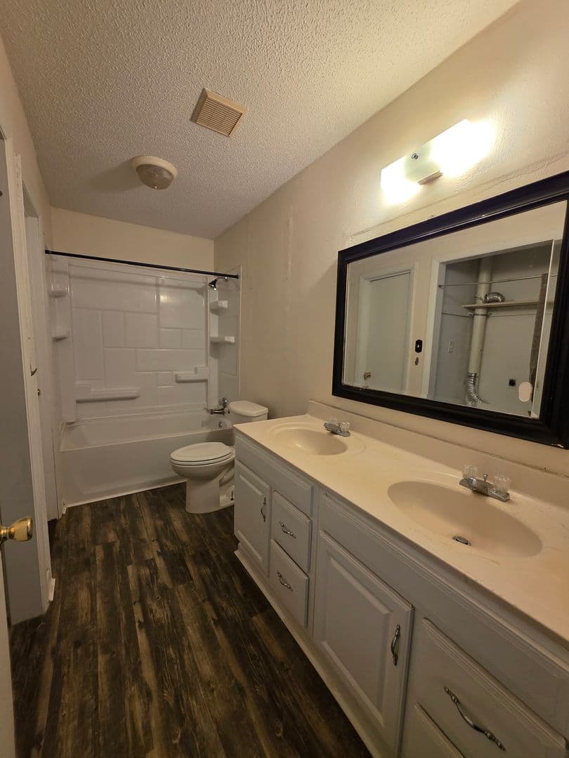 Jacksonville House: 1011 Blue Leaf Place