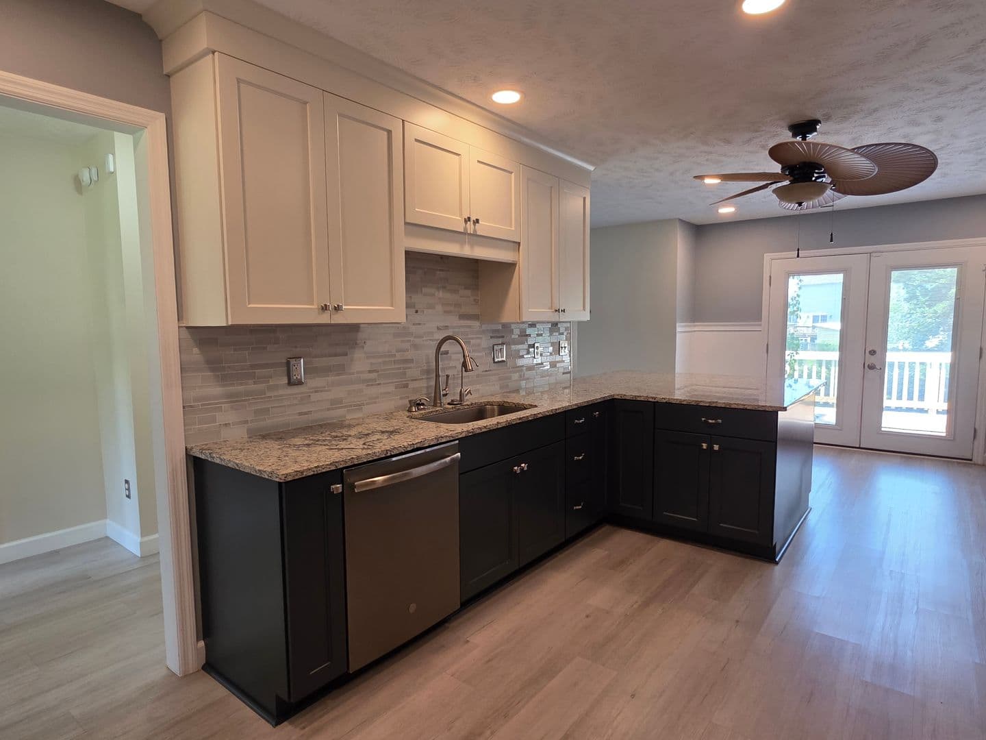 Jacksonville House: 184 E Ridge Ct