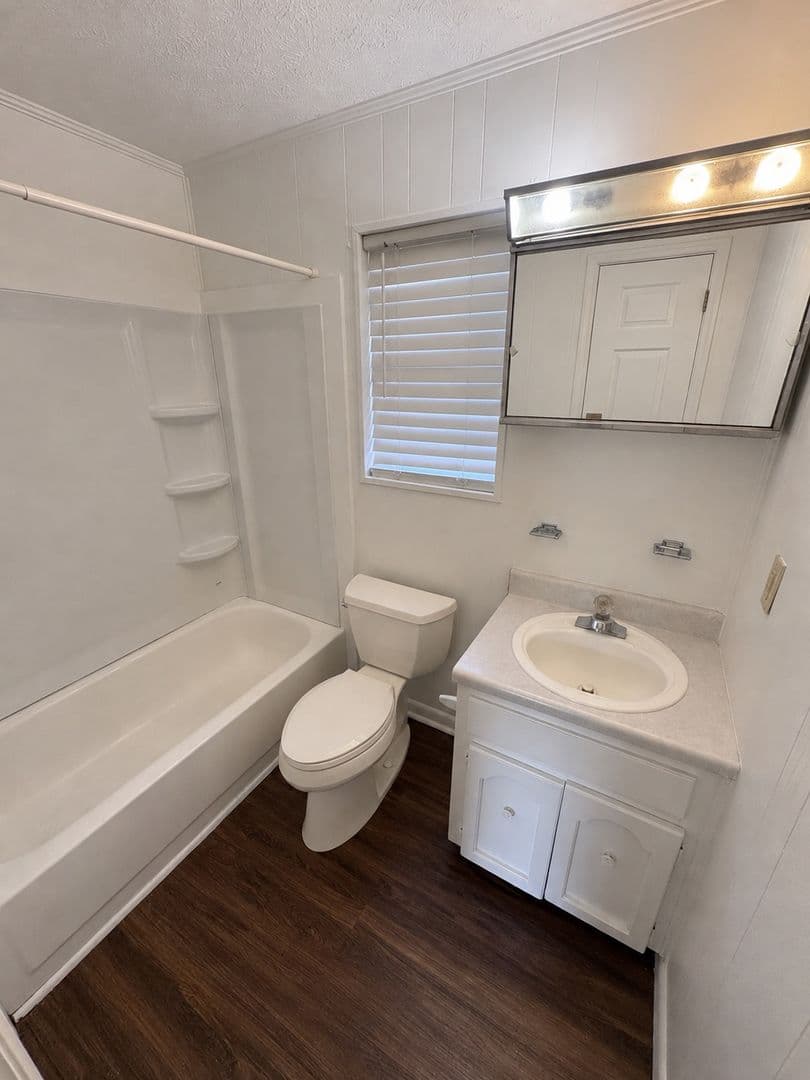 Jacksonville Apartment: 212 Thomas Avenue SE