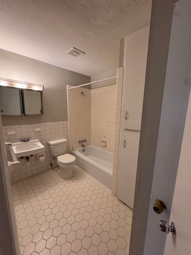 Anniston House: 1415 Christine Ave Apt#19