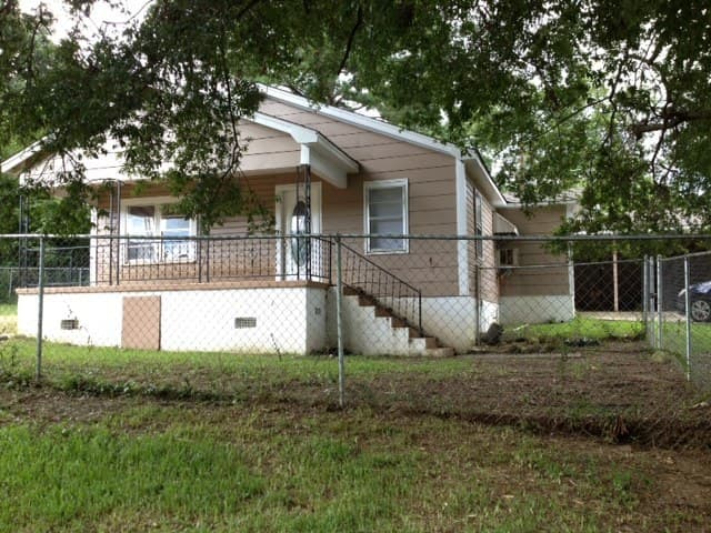 Anniston House: 401 Williamson Avenue
