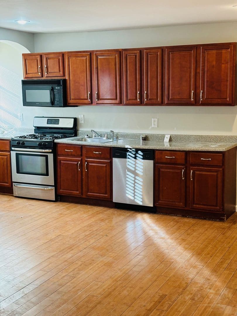Baltimore Apartment: 207 E Preston St