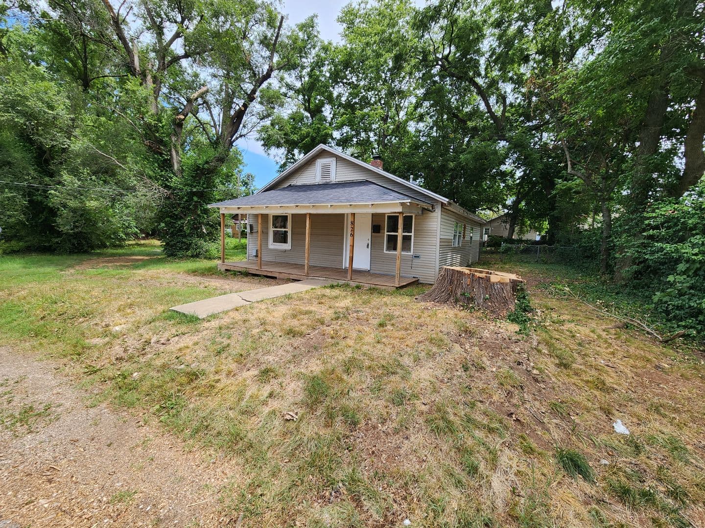 Springfield House: 826 N Weaver Ave