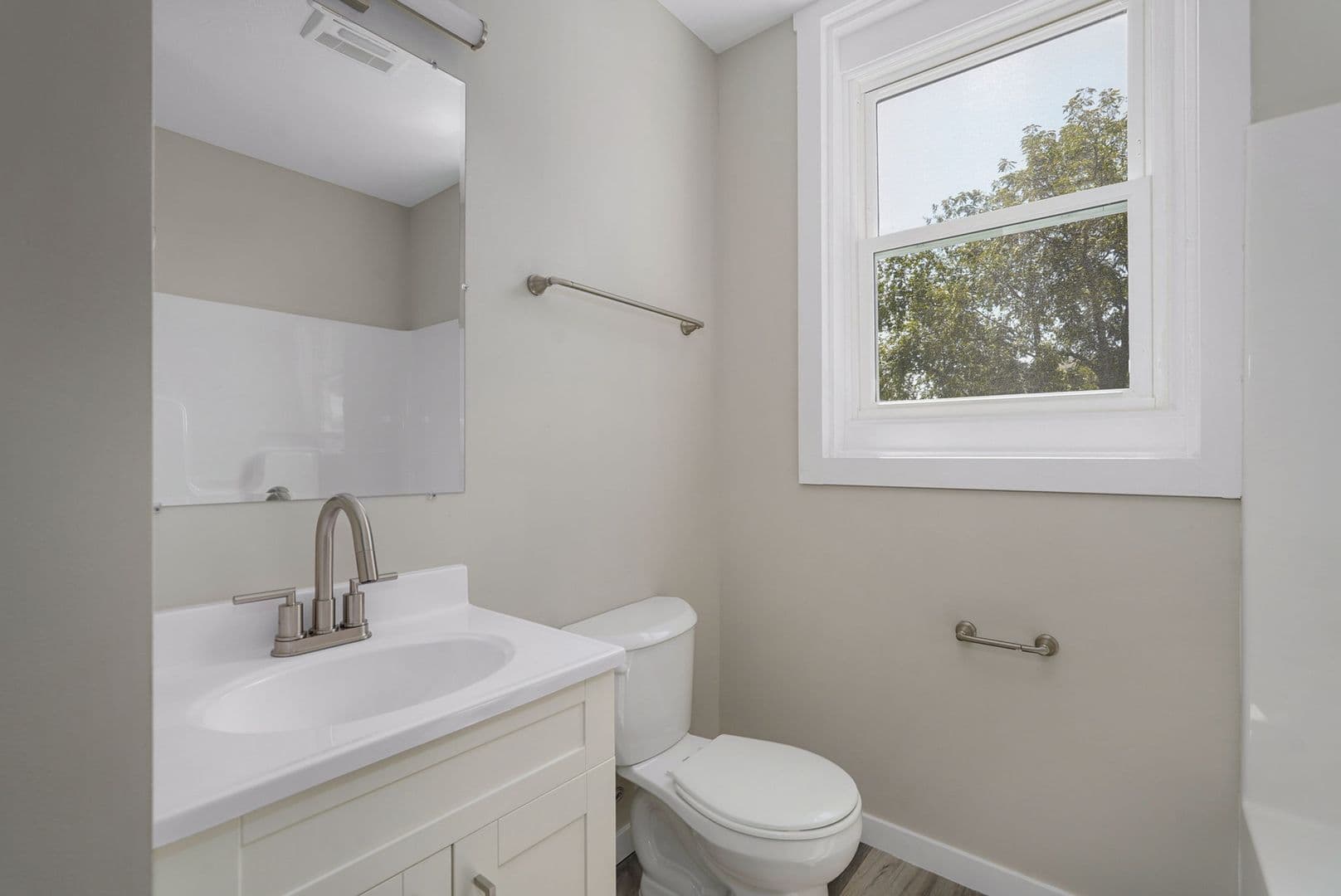 Springfield House: 652 S Jefferson Ave Unit B