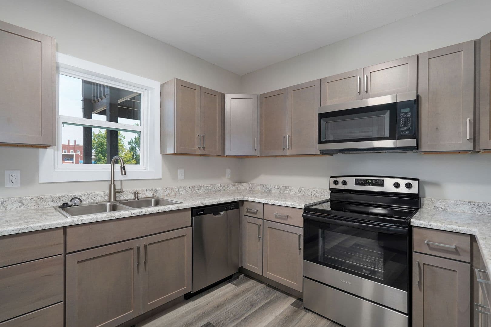 Springfield House: 652 S Jefferson Ave Unit B