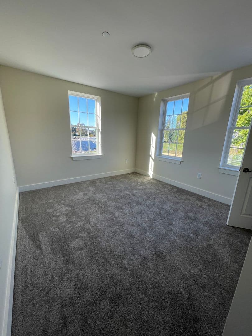 Berwick Apartment: 8 Main St