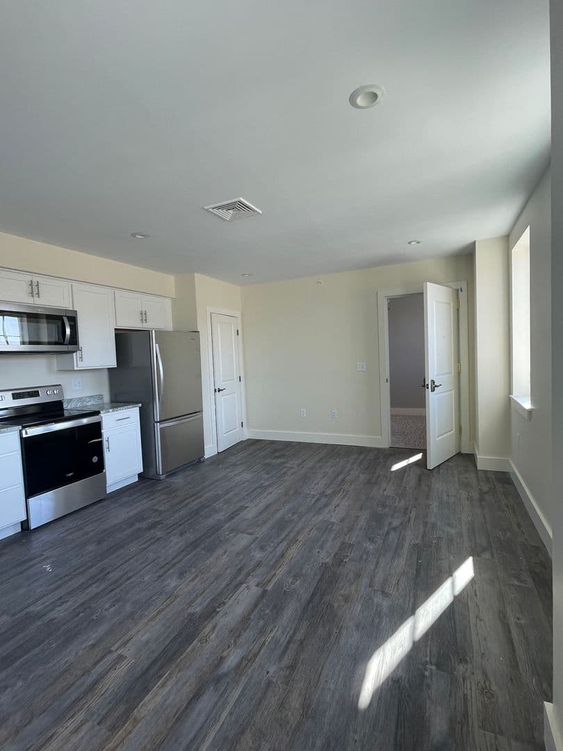 Berwick Apartment: 8 Main St