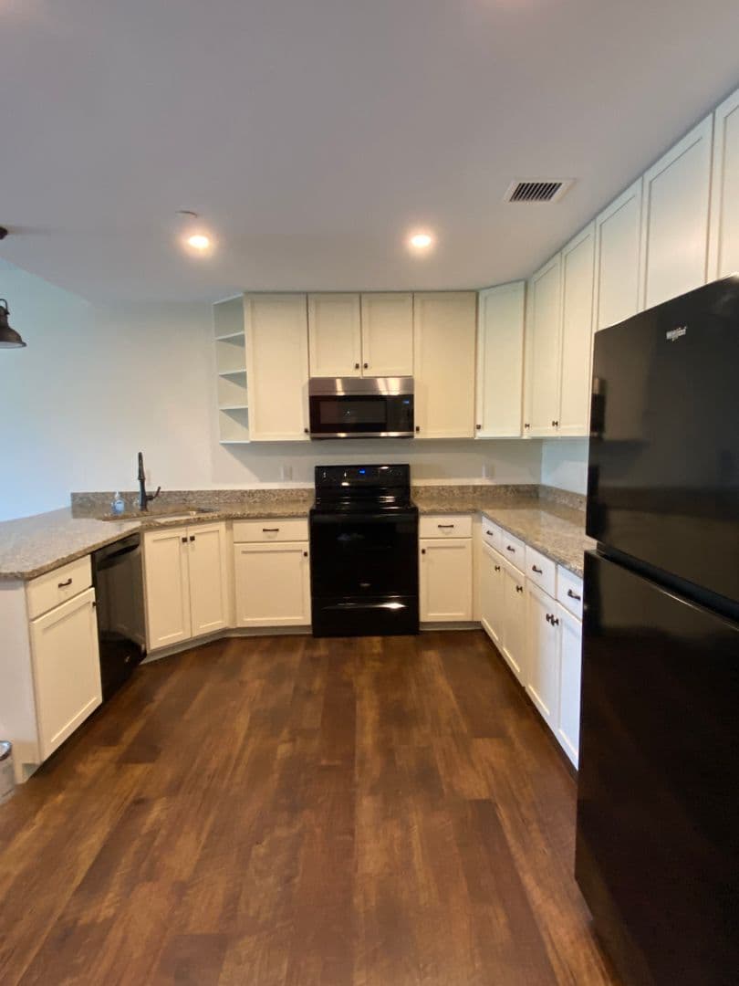 Gorham Apartment: 7 Railroad Ave