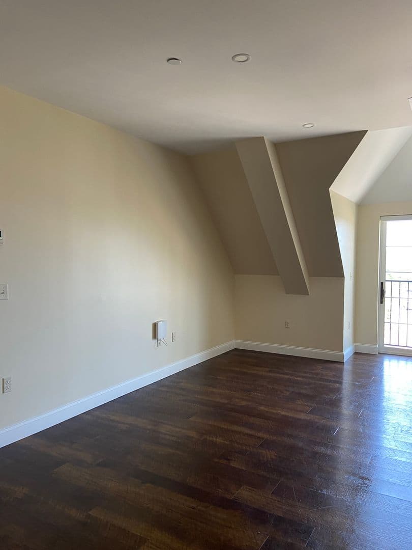 Gorham Apartment: 7 Railroad Ave
