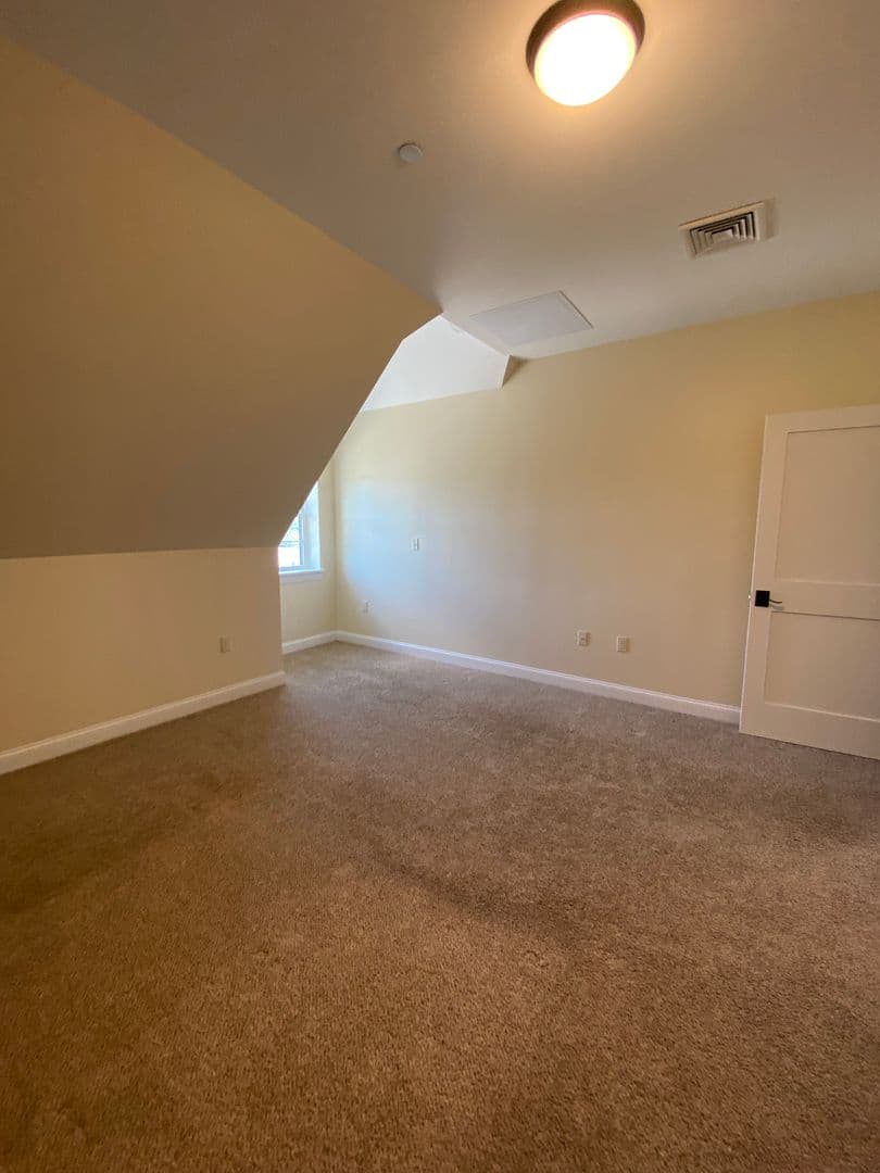 Gorham Apartment: 7 Railroad Ave
