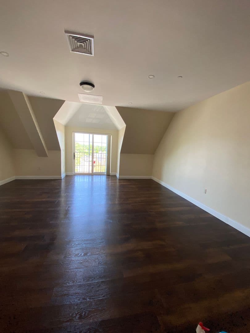 Gorham Apartment: 7 Railroad Ave